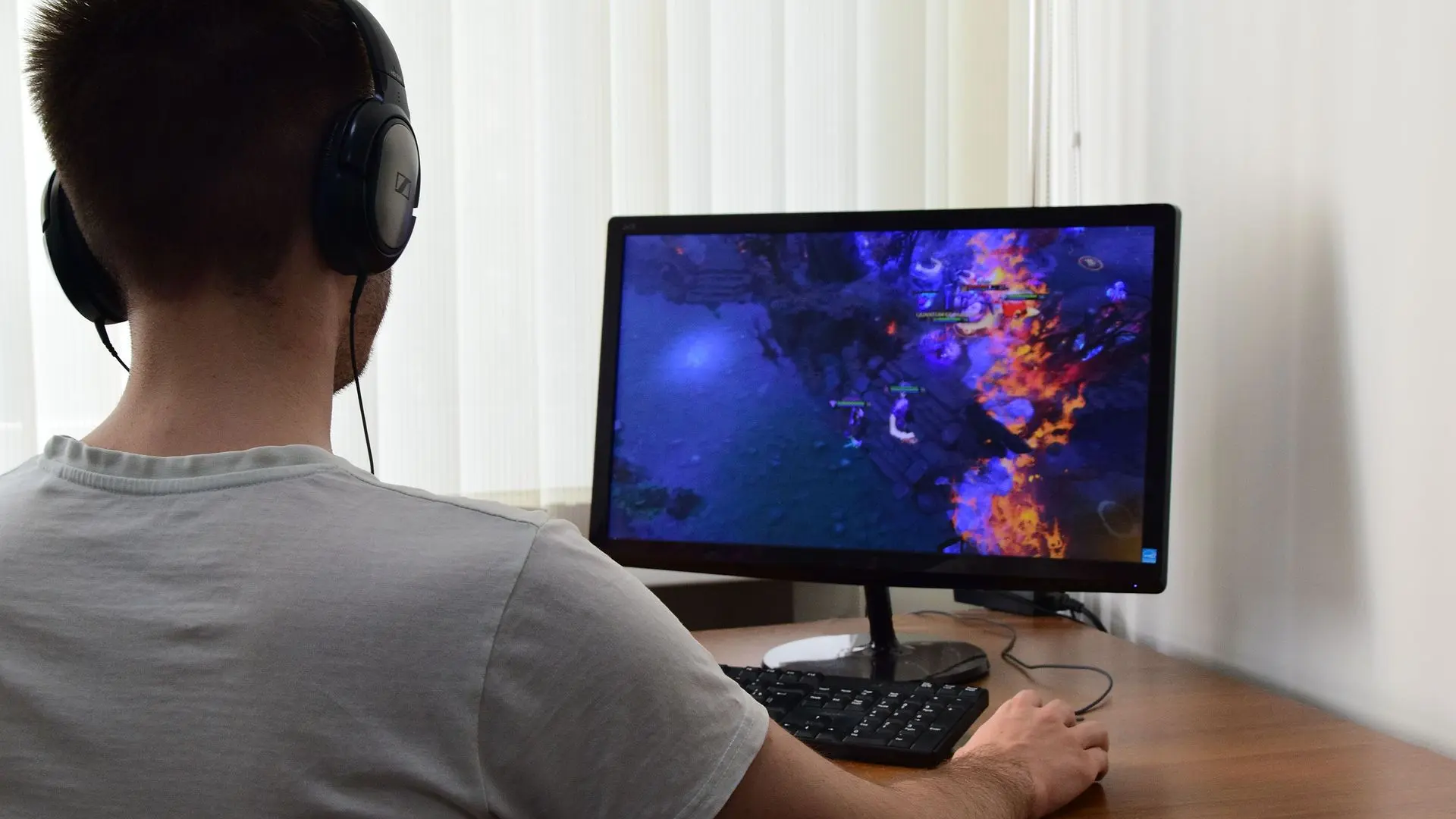 Жители Челябинска признались, как часто отвлекаются во время работы