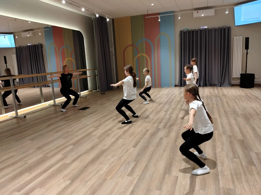 Если на табличке написано "зрительный зал" - не верь глазам своим! На самом деле помещение действительно можно соединить с соседней площадкой и смотреть концерты Если на табличке написано "зрительный зал" - не верь глазам своим! На самом деле помещение действительно можно соединить с соседней площадкой и смотреть концерты