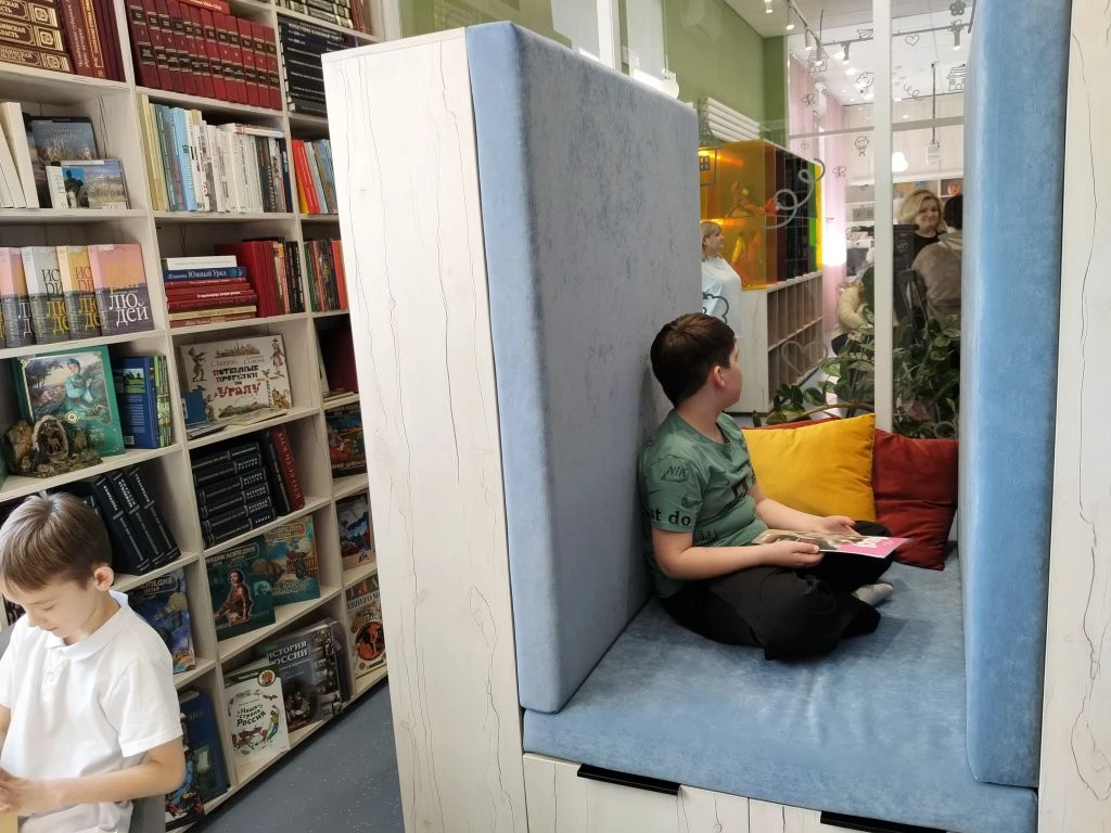 В библиотеке - около 7 тысяч книг самых разных направлений, от детской до отраслевой литературы, приключения, фантастика, классика В библиотеке - около 7 тысяч книг самых разных направлений, от детской до отраслевой литературы, приключения, фантастика, классика