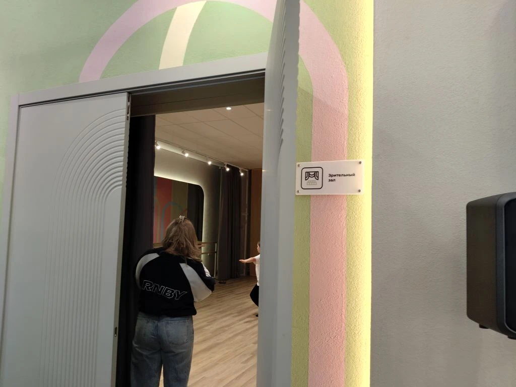 Если на табличке написано "зрительный зал" - не верь глазам своим! На самом деле помещение действительно можно соединить с соседней площадкой и смотреть концерты