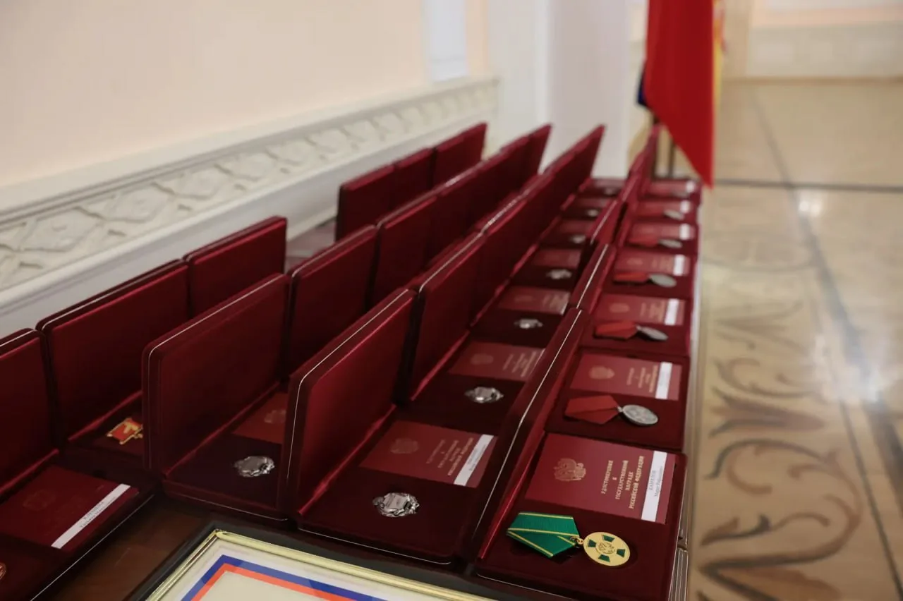 Текслер наградил двух известных журналистов из Челябинска Текслер наградил двух известных журналистов из Челябинска