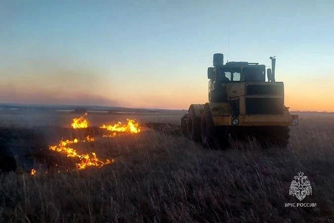 В Челябинской области остановили полевой пал, который угрожал трем деревням