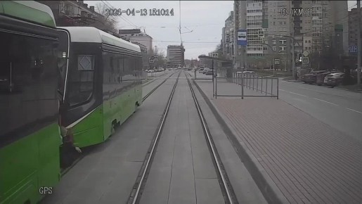 Подростки в Челябинске проехали на сцепке между вагонов трамвая