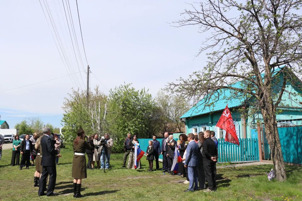 Под окнами ветеранов в Челябинской области зазвучали песни военных лет Под окнами ветеранов в Челябинской области зазвучали песни военных лет