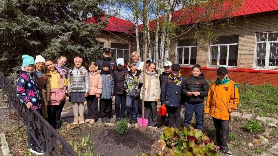 Полицейские и школьники Озерска поддержали патриотическую акцию и высадили ель в память об участниках Великой Отечественной войны Полицейские и школьники Озерска поддержали патриотическую акцию и высадили ель в память об участниках Великой Отечественной войны