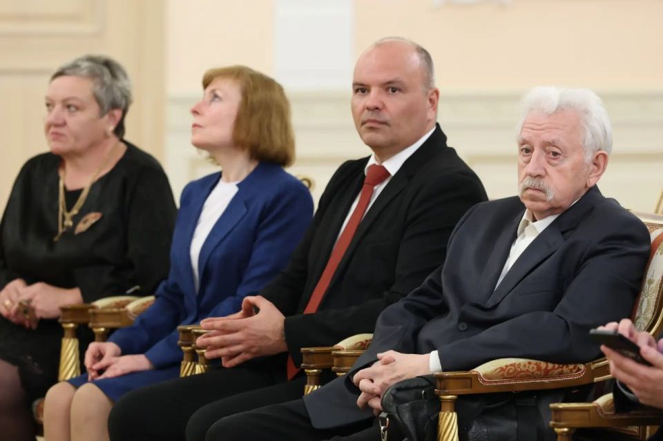Алексей Текслер наградил представителей профсоюзов Почетными грамотами и Благодарственными письмами Алексей Текслер наградил представителей профсоюзов Почетными грамотами и Благодарственными письмами
