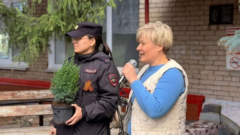 Полицейские и школьники Озерска поддержали патриотическую акцию и высадили ель в память об участниках Великой Отечественной войны Полицейские и школьники Озерска поддержали патриотическую акцию и высадили ель в память об участниках Великой Отечественной войны