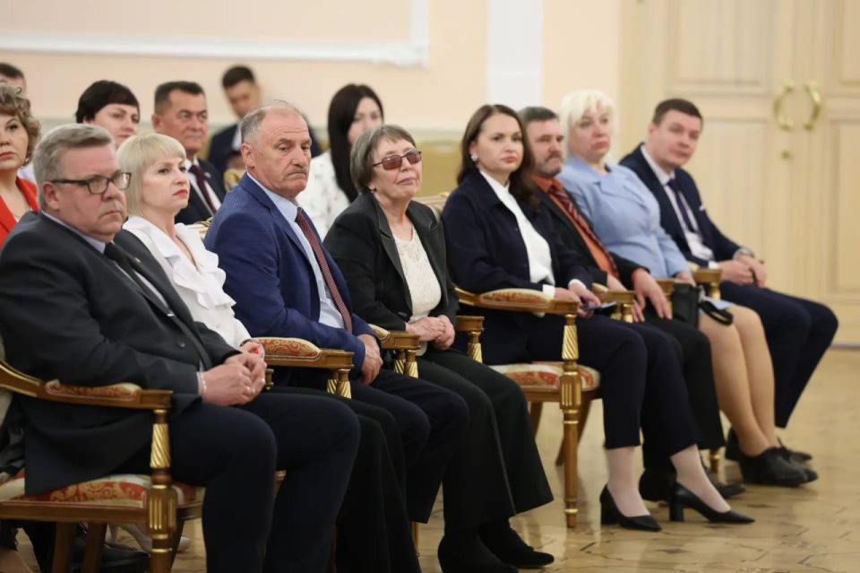 Алексей Текслер наградил представителей профсоюзов Почетными грамотами и Благодарственными письмами Алексей Текслер наградил представителей профсоюзов Почетными грамотами и Благодарственными письмами