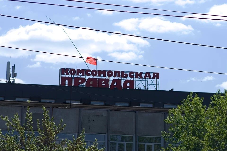 В память о великом подвиге: на здании офиса КП-Челябинск установили Знамя Победы
