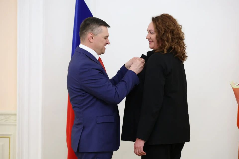Алексей Текслер наградил представителей профсоюзов Почетными грамотами и Благодарственными письмами Алексей Текслер наградил представителей профсоюзов Почетными грамотами и Благодарственными письмами