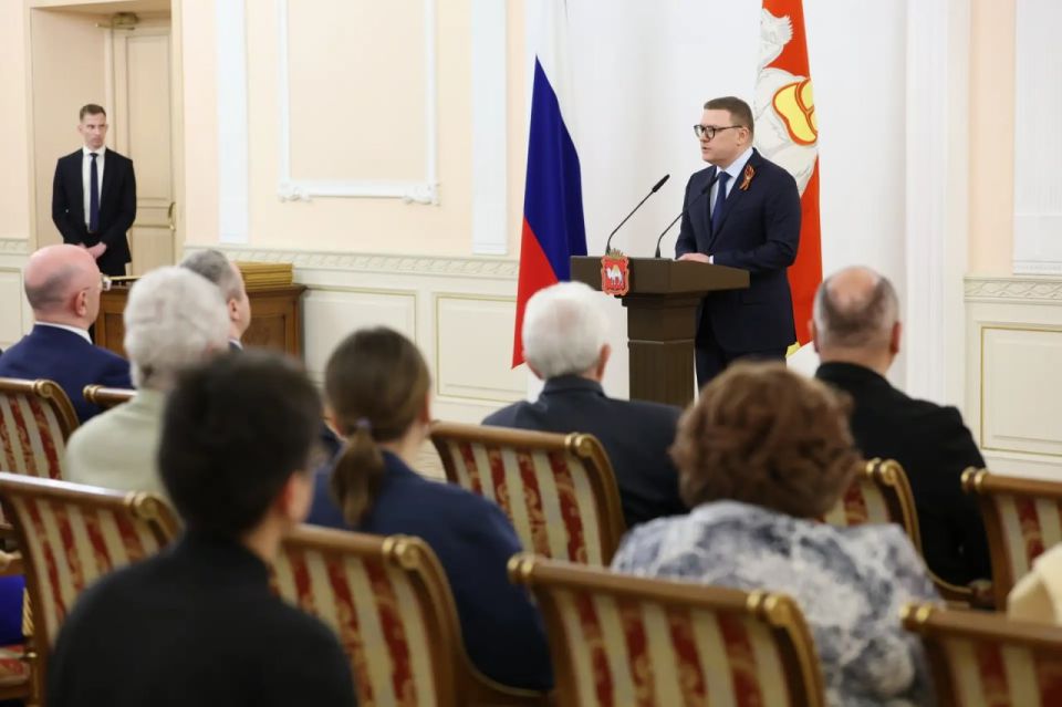 Алексей Текслер наградил представителей профсоюзов Почетными грамотами и Благодарственными письмами Алексей Текслер наградил представителей профсоюзов Почетными грамотами и Благодарственными письмами