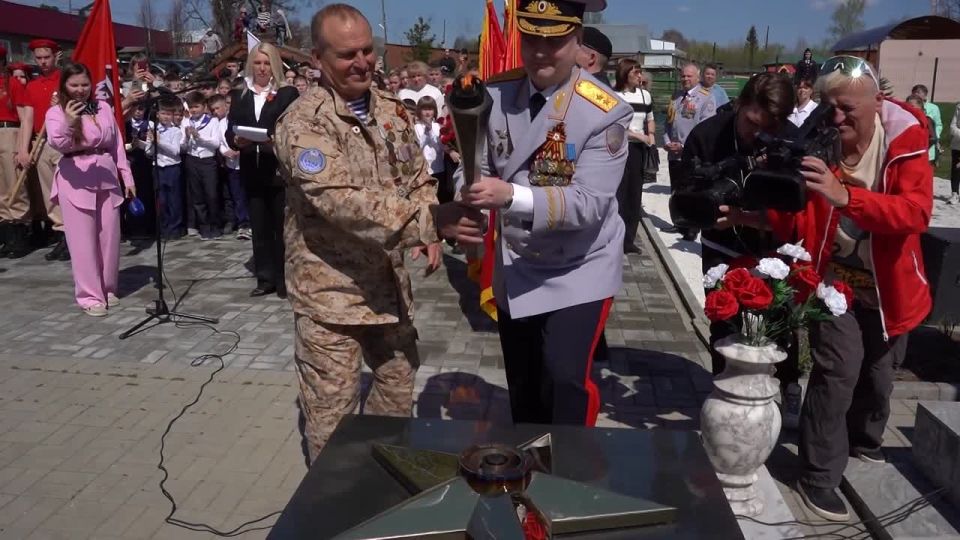 Делимся с вами кадрами с церемонии открытия обновленного мемориала "Вечный огонь" в Чесменском муниципальном округе