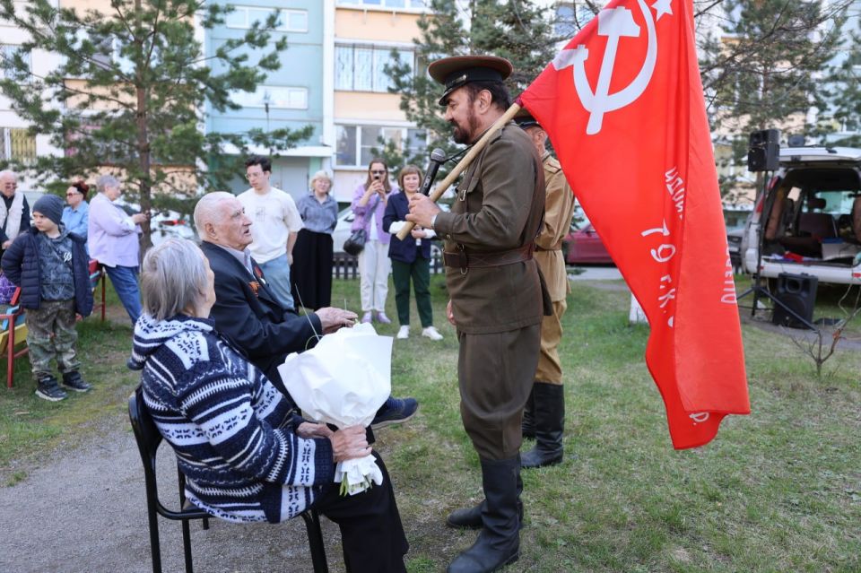 На Южном Урале ветераны получают поздравления с Днём Победы прямо у дома На Южном Урале ветераны получают поздравления с Днём Победы прямо у дома