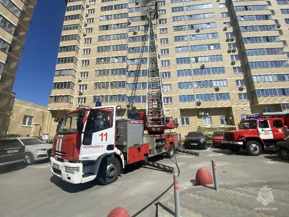 Женщину с ребенком вывели спасатели из горящей многоэтажки в Челябинске
