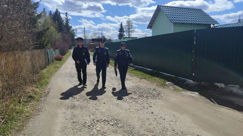 В Златоусте полицейские и пожарные проводят совместные профилактические рейды В Златоусте полицейские и пожарные проводят совместные профилактические рейды