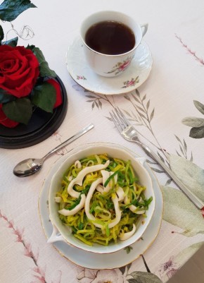 Нежные кальмары с луком-пореем: легкий и вкусный рецепт