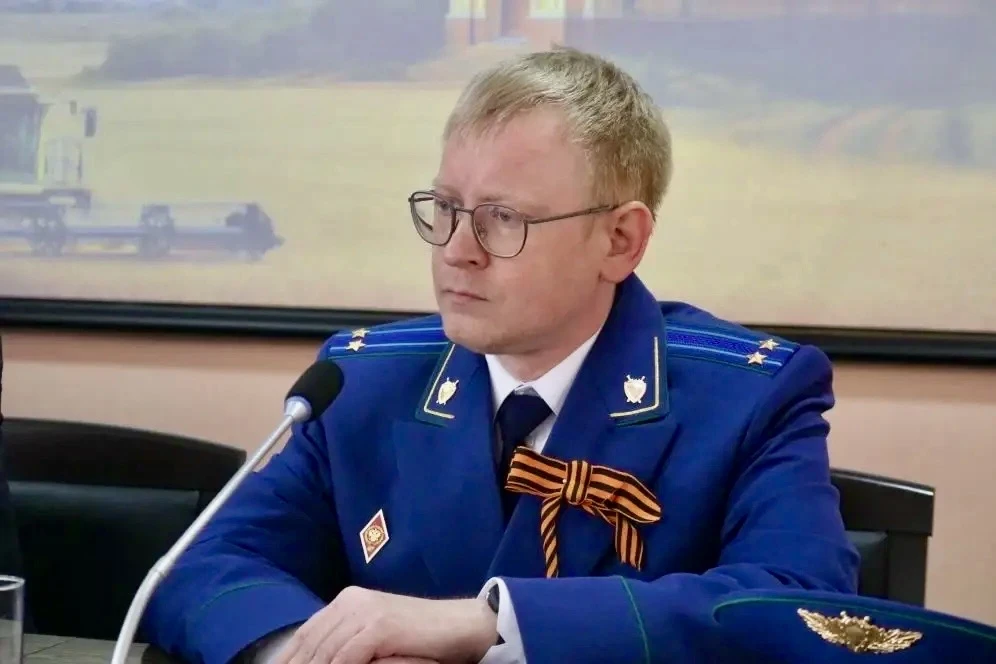 Заместитель прокурора области Дмитрий Дениш представил коллективу и руководителям органов власти назначенного прокурора Верхнеуральского района Заместитель прокурора области Дмитрий Дениш представил коллективу и руководителям органов власти назначенного прокурора Верхнеуральского района