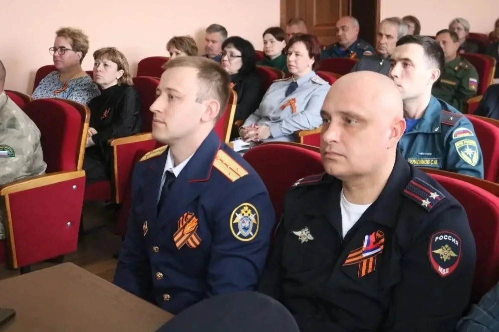 Заместитель прокурора области Дмитрий Дениш представил коллективу и руководителям органов власти назначенного прокурора Верхнеуральского района Заместитель прокурора области Дмитрий Дениш представил коллективу и руководителям органов власти назначенного прокурора Верхнеуральского района
