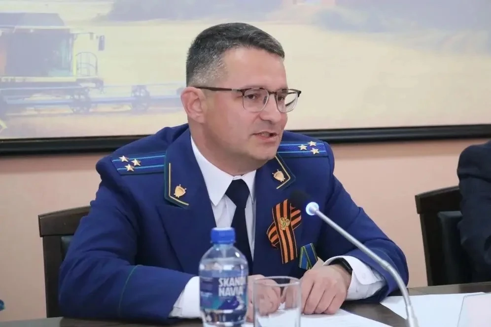 Заместитель прокурора области Дмитрий Дениш представил коллективу и руководителям органов власти назначенного прокурора Верхнеуральского района Заместитель прокурора области Дмитрий Дениш представил коллективу и руководителям органов власти назначенного прокурора Верхнеуральского района