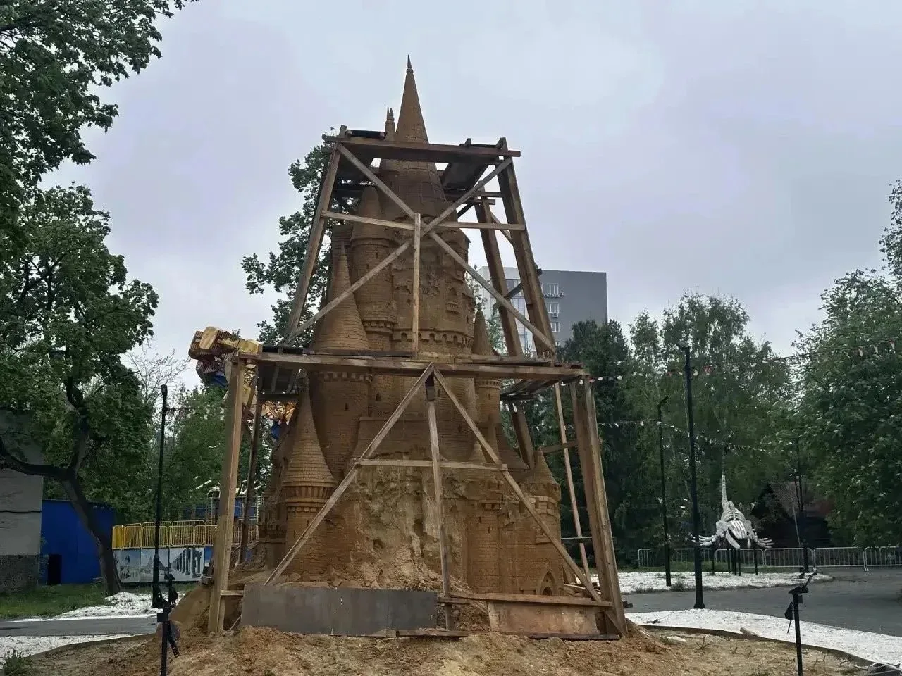 Песочные скульптуры в парке Челябинска готовят к новому сезону Песочные скульптуры в парке Челябинска готовят к новому сезону