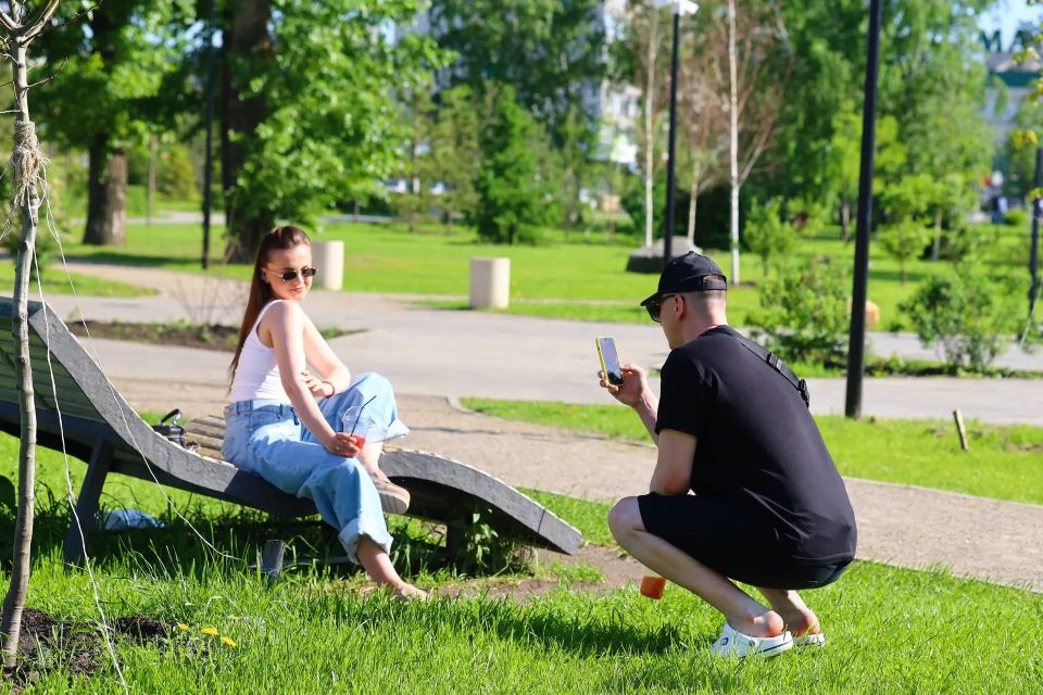 Загорают в центре города и выбираются на пляжи: как челябинцы проводят жаркие выходные в зашкаливающие +30 Загорают в центре города и выбираются на пляжи: как челябинцы проводят жаркие выходные в зашкаливающие +30