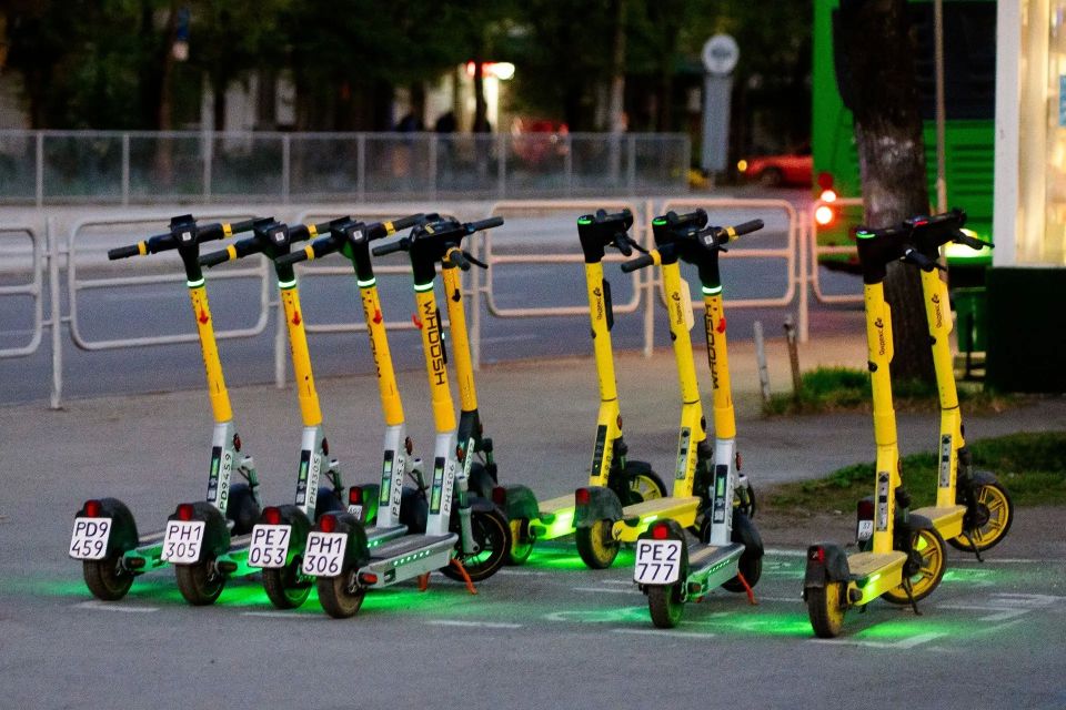 Машина сбила человека на электросамокате во дворе дома в Челябинске