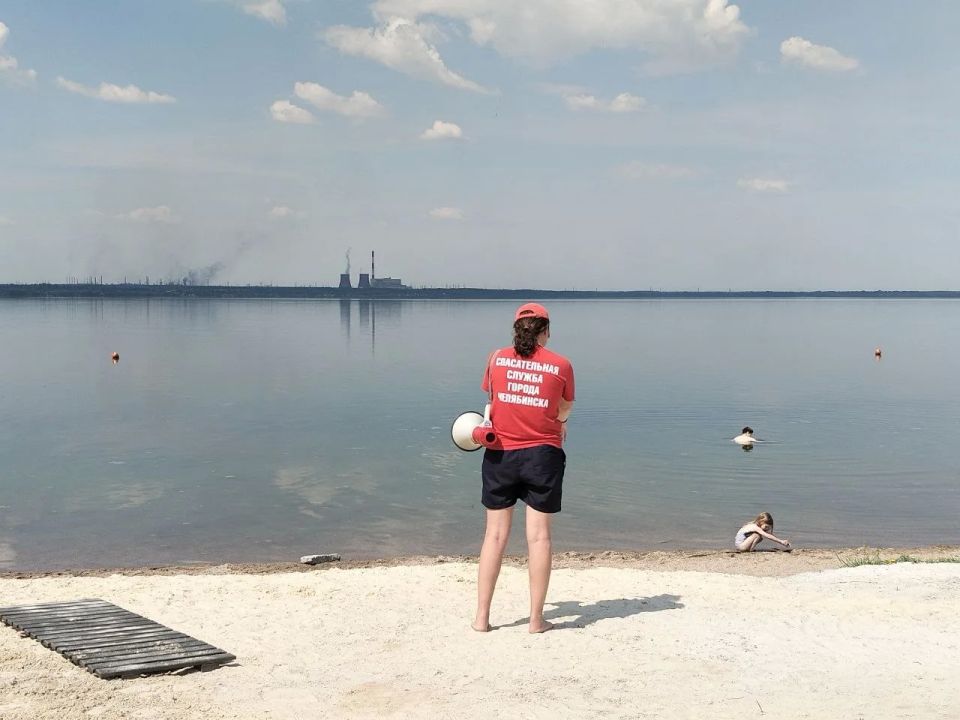 На каждом из городских пляжей работает не менее 2 спасателей