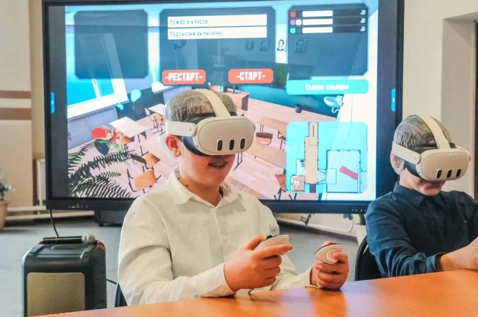 Школьников в Челябинске с помощью VR-очков научили спасаться от пожара