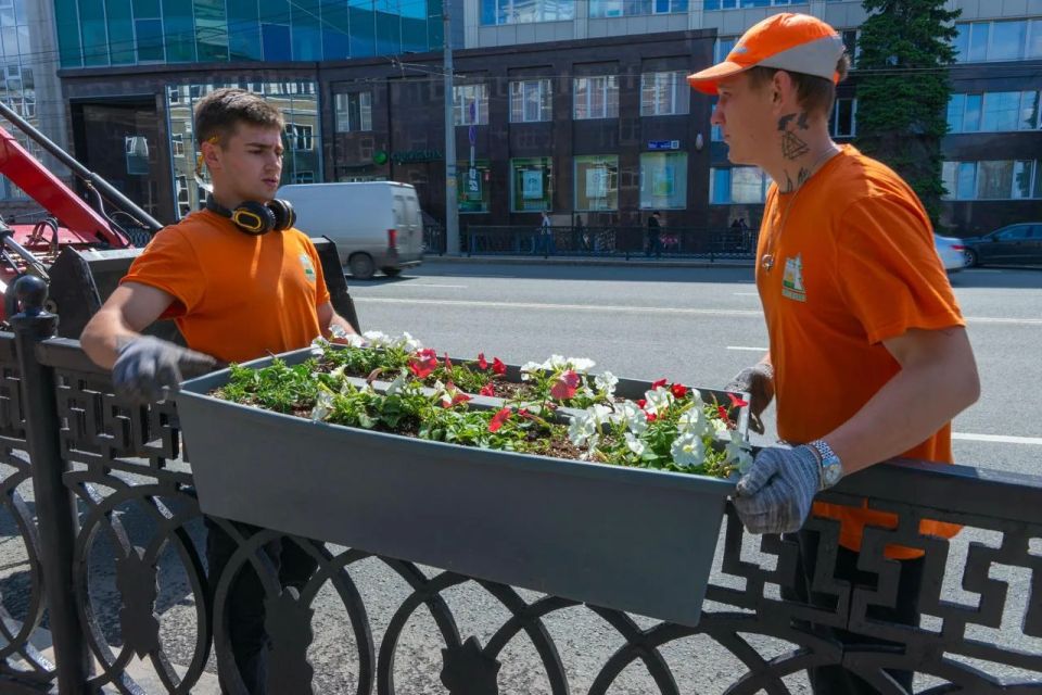 Вдоль дорог Челябинска выставят кашпо с сезонными цветами