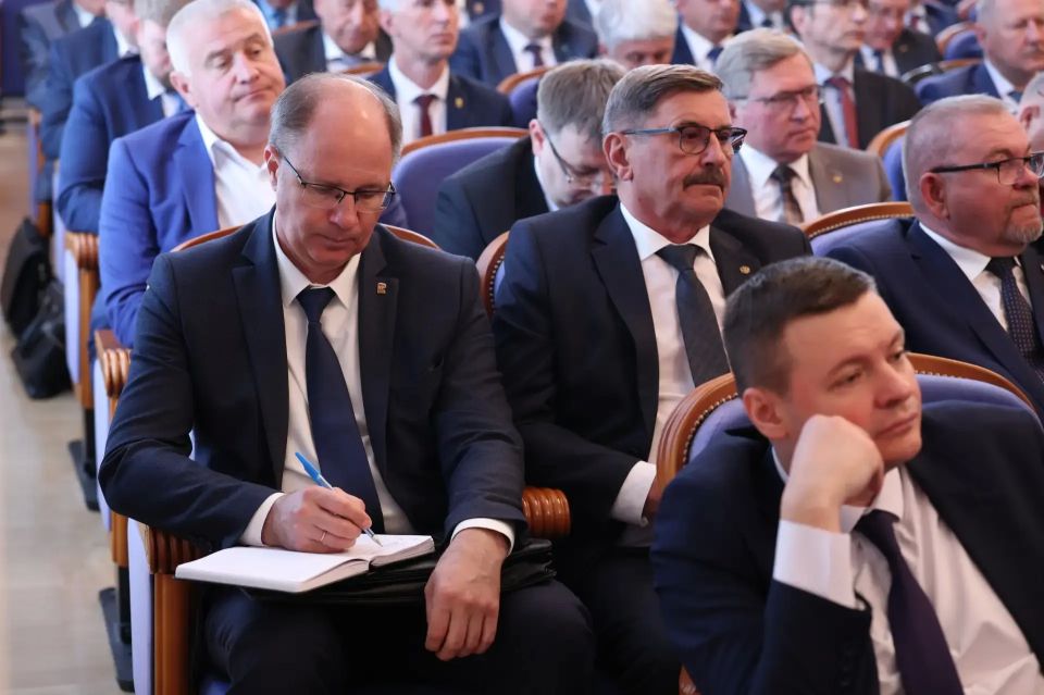 Губернатор Алексей Текслер провёл областное совещание Губернатор Алексей Текслер провёл областное совещание