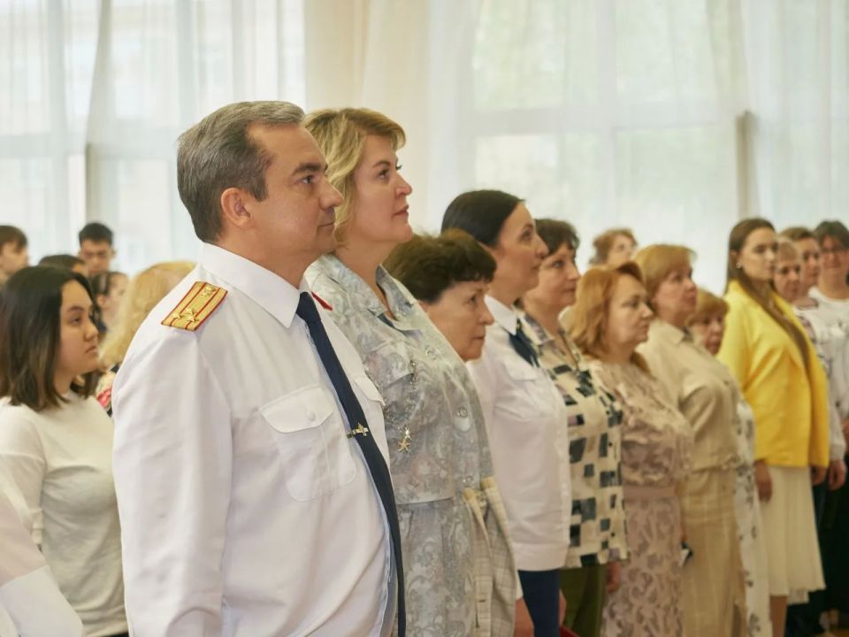Офицеры регионального СКР поздравили подшефных кадет с окончанием учебного года Офицеры регионального СКР поздравили подшефных кадет с окончанием учебного года