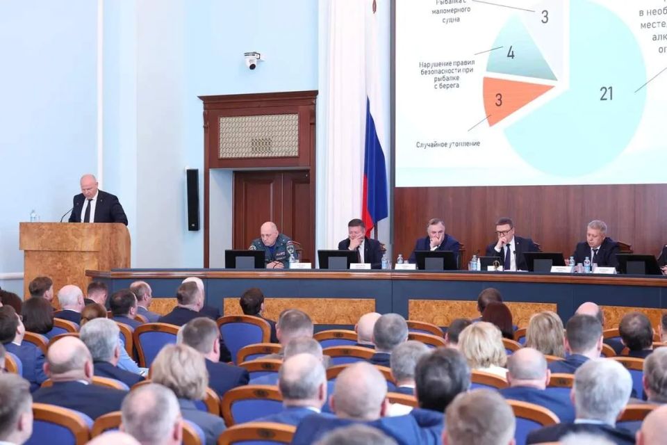 Министр общественной безопасности Александр Гриб доложил о подготовке к купальному сезону на областном совещании