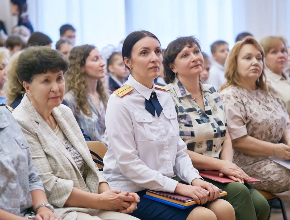 Офицеры регионального СКР поздравили подшефных кадет с окончанием учебного года Офицеры регионального СКР поздравили подшефных кадет с окончанием учебного года