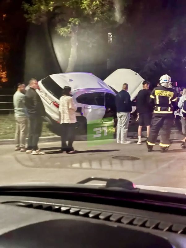 BMW повисла на дереве. В Магнитогорске 18-летняя автомобилистка на Geely Emgrand не уступила дорогу и врезалась в BMW, за рулем которой был 19-летний парень BMW повисла на дереве. В Магнитогорске 18-летняя автомобилистка на Geely Emgrand не уступила дорогу и врезалась в BMW, за рулем которой был 19-летний парень