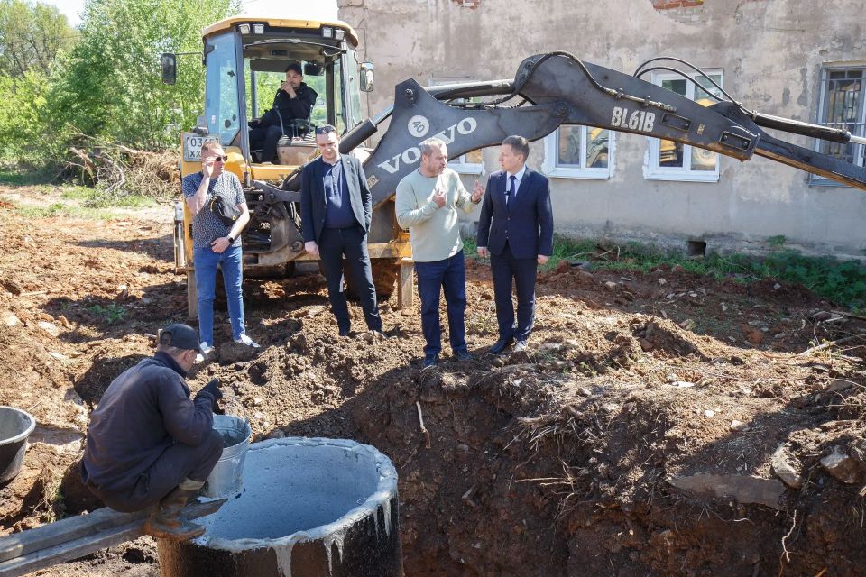 Продолжаем масштабную работу по модернизации системы водоснабжения в районе машзавода, начатую в конце 2024 года Продолжаем масштабную работу по модернизации системы водоснабжения в районе машзавода, начатую в конце 2024 года