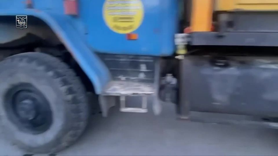 В Челябинске владельцы автомойки затопили улицу Героев Танкограда грязью
