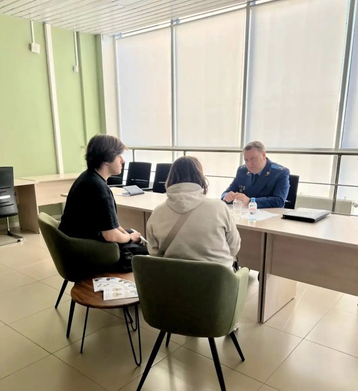 Первый заместитель прокурора Челябинской области Павел Вепрев провёл приём участников СВО и членов их семей в фонде «Защитники Отечества» Первый заместитель прокурора Челябинской области Павел Вепрев провёл приём участников СВО и членов их семей в фонде «Защитники Отечества»