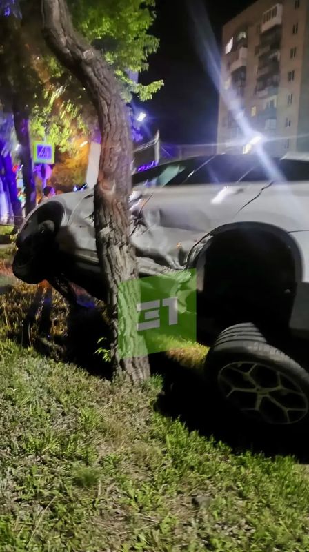 BMW повисла на дереве. В Магнитогорске 18-летняя автомобилистка на Geely Emgrand не уступила дорогу и врезалась в BMW, за рулем которой был 19-летний парень BMW повисла на дереве. В Магнитогорске 18-летняя автомобилистка на Geely Emgrand не уступила дорогу и врезалась в BMW, за рулем которой был 19-летний парень