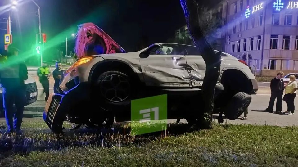 BMW повисла на дереве. В Магнитогорске 18-летняя автомобилистка на Geely Emgrand не уступила дорогу и врезалась в BMW, за рулем которой был 19-летний парень