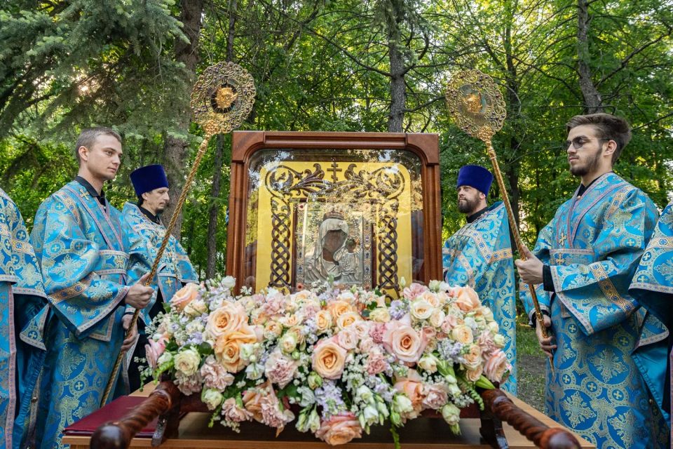 В Ульяновске росгвардейцы обеспечили безопасность крестного хода с одной из главных святынь Симбирской митрополии — Жадовской Казанской иконой Божией Матери В Ульяновске росгвардейцы обеспечили безопасность крестного хода с одной из главных святынь Симбирской митрополии — Жадовской Казанской иконой Божией Матери