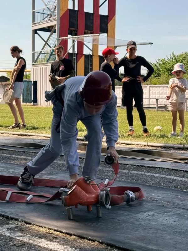 В Троицке прошли соревнования по пожарно-спасательному спорту среди молодежи В Троицке прошли соревнования по пожарно-спасательному спорту среди молодежи