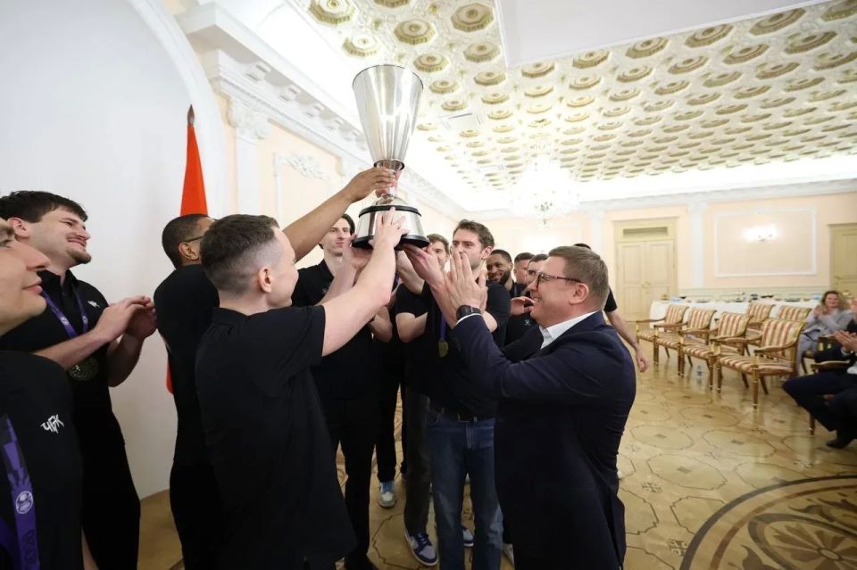 Алексей Текслер поздравил баскетбольный клуб «ЧБК» с историческим чемпионством в Суперлиге Алексей Текслер поздравил баскетбольный клуб «ЧБК» с историческим чемпионством в Суперлиге