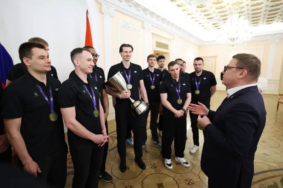 Алексей Текслер поздравил баскетбольный клуб «ЧБК» с историческим чемпионством в Суперлиге Алексей Текслер поздравил баскетбольный клуб «ЧБК» с историческим чемпионством в Суперлиге