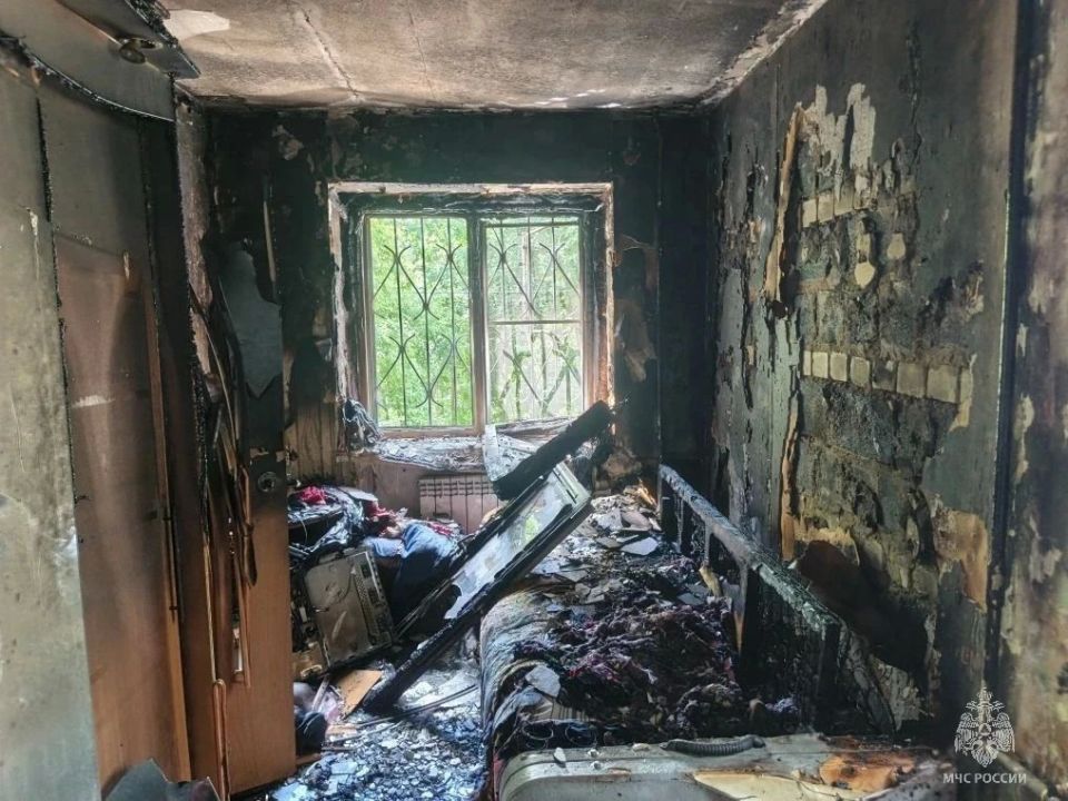 Сотрудники МЧС России ликвидировали пожар в Челябинске Сотрудники МЧС России ликвидировали пожар в Челябинске