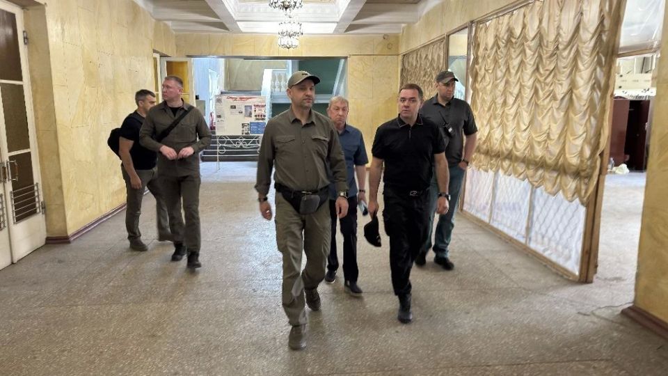 Полномочный представитель Президента Российской Федерации в Уральском федеральном округе Жога Артём Владимирович посетил подшефную территорию Челябинской области на Донбассе - город Ясиноватая Полномочный представитель Президента Российской Федерации в Уральском федеральном округе Жога Артём Владимирович посетил подшефную территорию Челябинской области на Донбассе - город Ясиноватая