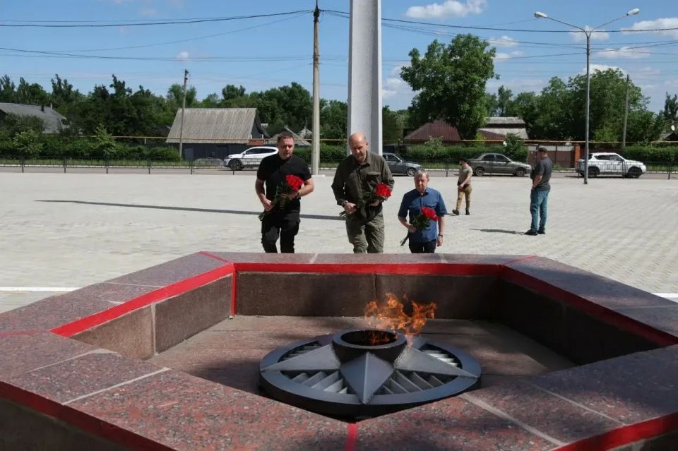 Полномочный представитель Президента Российской Федерации в Уральском федеральном округе Жога Артём Владимирович посетил подшефную территорию Челябинской области на Донбассе - город Ясиноватая Полномочный представитель Президента Российской Федерации в Уральском федеральном округе Жога Артём Владимирович посетил подшефную территорию Челябинской области на Донбассе - город Ясиноватая