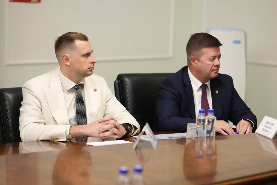 Алексей Текслер провел встречу с исполняющим обязанности ректора УралГУФК Виталием Игнатенко Алексей Текслер провел встречу с исполняющим обязанности ректора УралГУФК Виталием Игнатенко