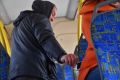 В Челябинске полицейские с поличным поймали серийного карманника