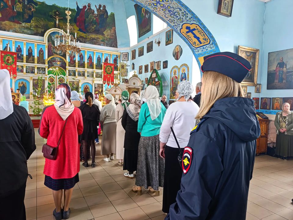 Полицейские Южного Урала обеспечили охрану общественного порядка в период празднования Святой Троицы Полицейские Южного Урала обеспечили охрану общественного порядка в период празднования Святой Троицы