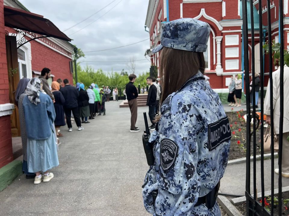 Полицейские Южного Урала обеспечили охрану общественного порядка в период празднования Святой Троицы Полицейские Южного Урала обеспечили охрану общественного порядка в период празднования Святой Троицы